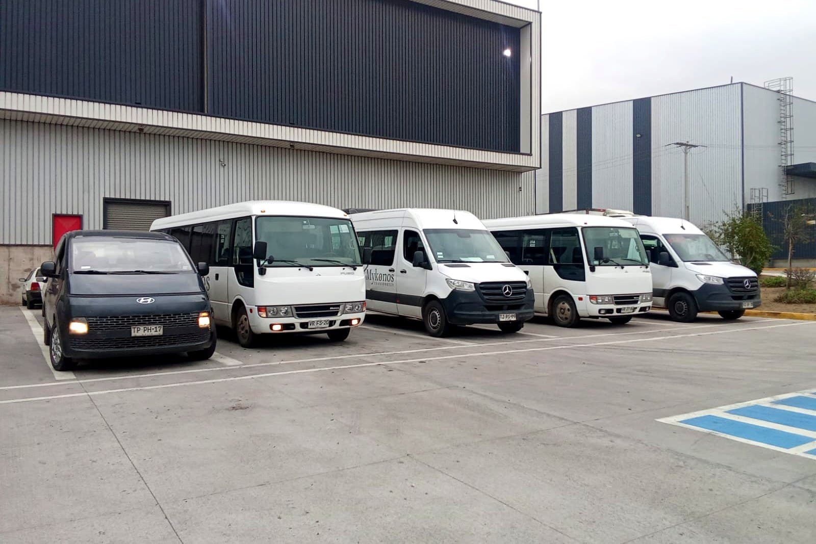 Vehículos de la flota Mykonos: Mercedes-Benz Sprinter, Mitsubishi Fuso Rosa y Hyundai Staria